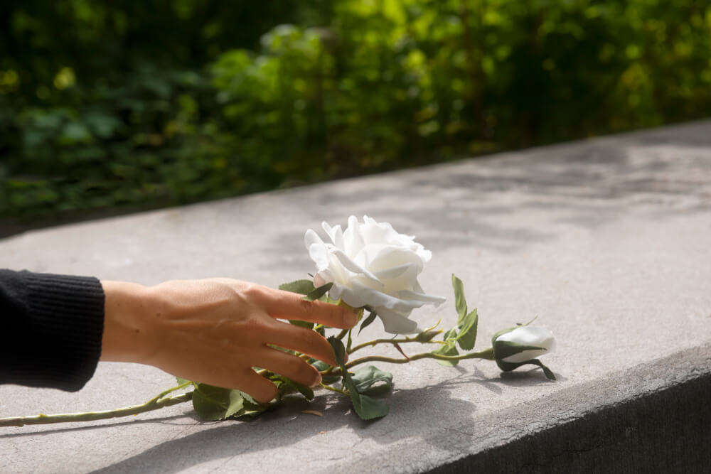 Atto di rispetto per il defunto al funerale